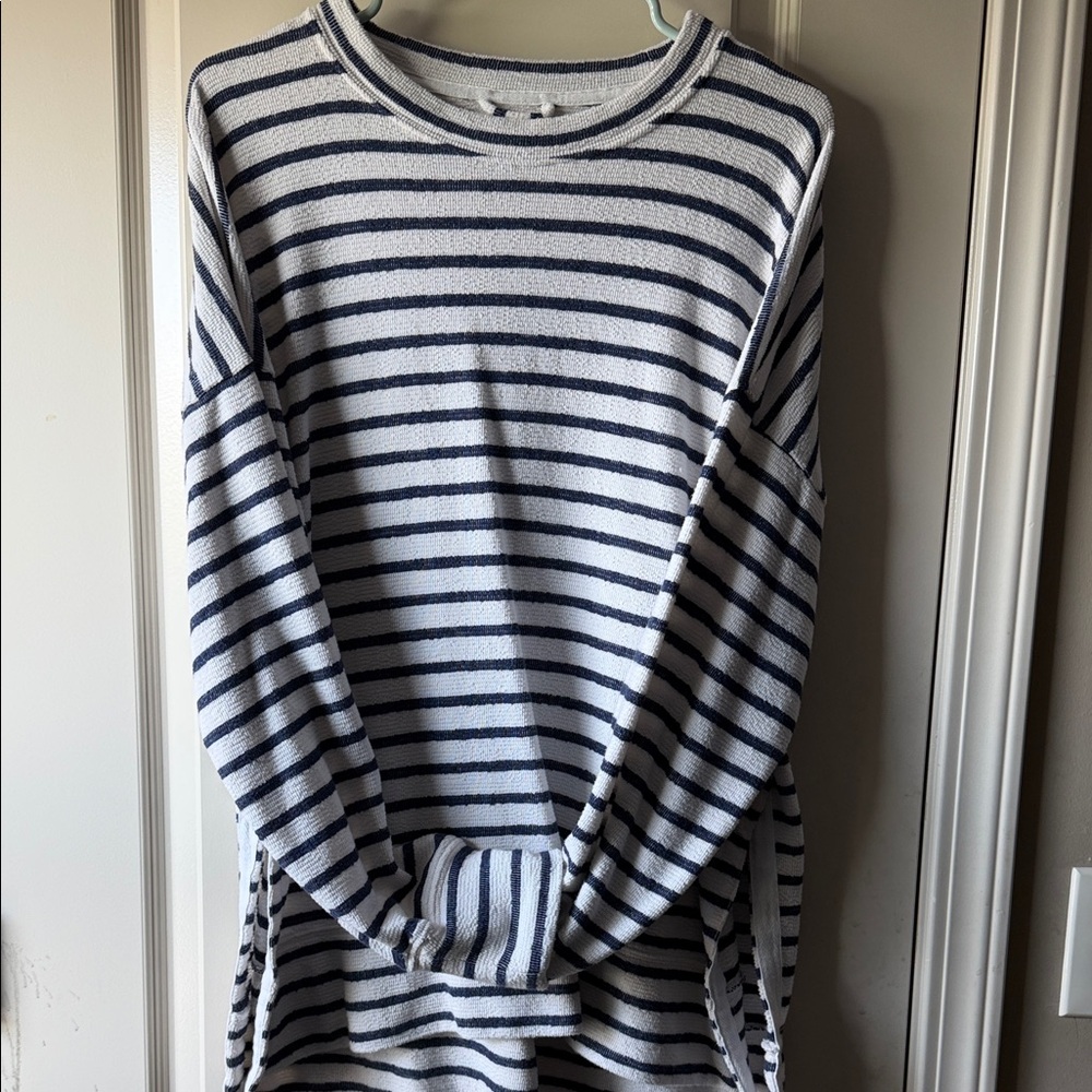 aerie Navy & White Striped Long Sleeve Top
Women’s medium